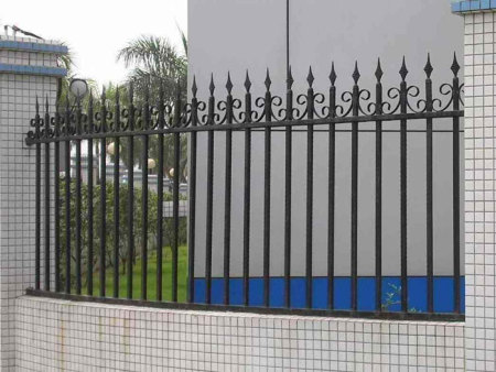 鐵藝(yi)護欄